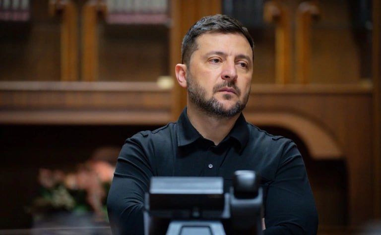 На встрече с депутатами фракции «Слуга народа» Владимир Зеленский заявил, что не знал, «что делается за его спиной», комментируя коррупционный скандал, фигурантом которого является совладелец студии «Квартал 95» Тимур Миндич