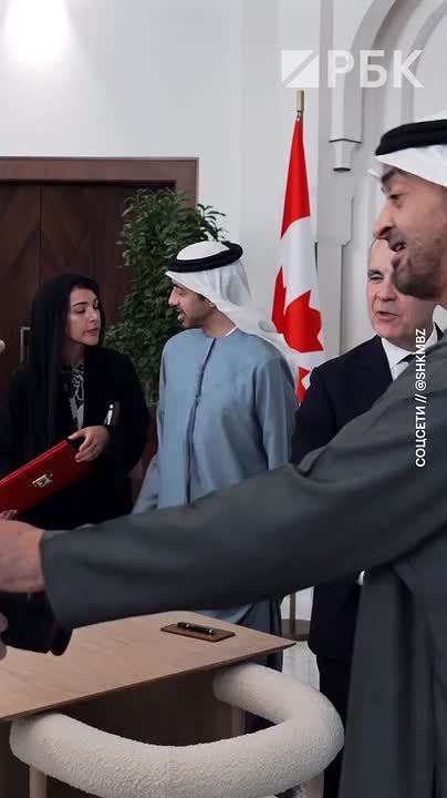 Президент Объединенных Арабских Эмиратов Мохаммед бин Зайед Аль Нахайян взял в руки камеру фотографа и сам сфотографировал премьер-министра Канады Марка Карни во время официального визита в Абу-Даби