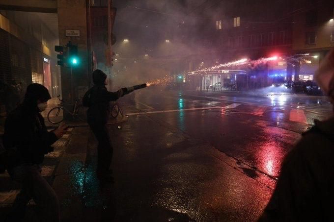 Запускали в силовиков фейерверки, те отвечали водомётами: жители Болоньи вышли на улицы на акцию протеста против участия баскетбольной команды из Израиля в матче Евролиги Запускали в силовиков фейерверки, те отвечали водомётами: жители Болоньи вышли на улицы на акцию протеста против участия баскетбольной команды из Израиля в матче Евролиги