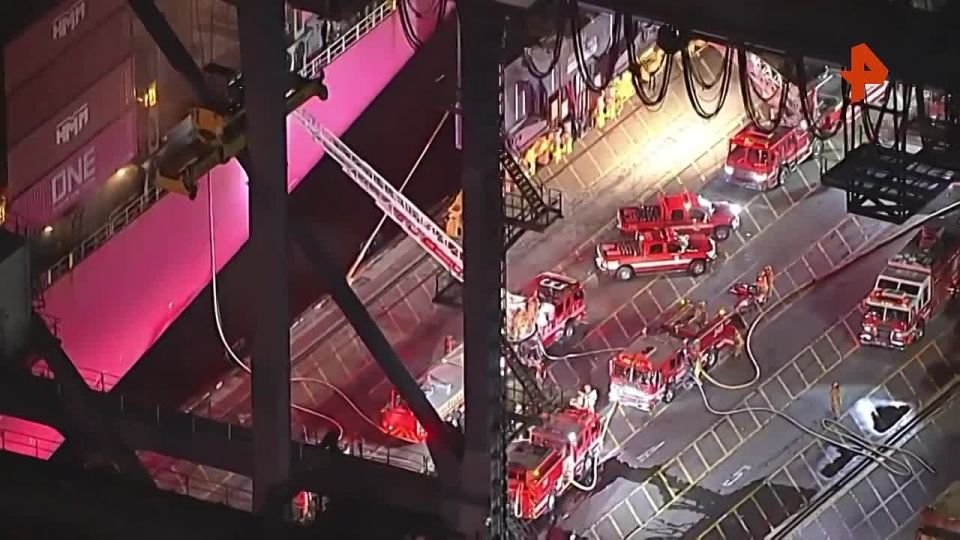 Крупный пожар произошёл на контейнеровозе "1 Генри Хадсон" в порту Лос-Анджелеса