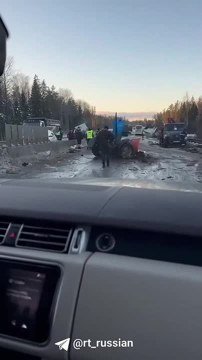 Жёсткая авария под Усть-Лугой: на трассе разорвало снегоуборочную технику и фуру