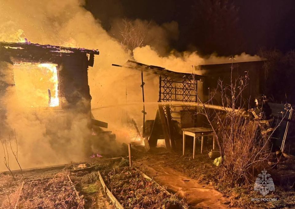 Легкого пара не будет. В СНТ «Вперед» Калининского МО огнеборцы 72 и специализированной ПСЧ ликвидировали возгорание бани Легкого пара не будет. В СНТ «Вперед» Калининского МО огнеборцы 72 и специализированной ПСЧ ликвидировали возгорание бани