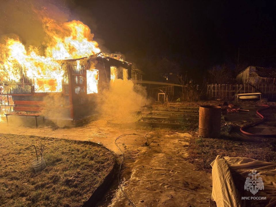 Легкого пара не будет. В СНТ «Вперед» Калининского МО огнеборцы 72 и специализированной ПСЧ ликвидировали возгорание бани Легкого пара не будет. В СНТ «Вперед» Калининского МО огнеборцы 72 и специализированной ПСЧ ликвидировали возгорание бани