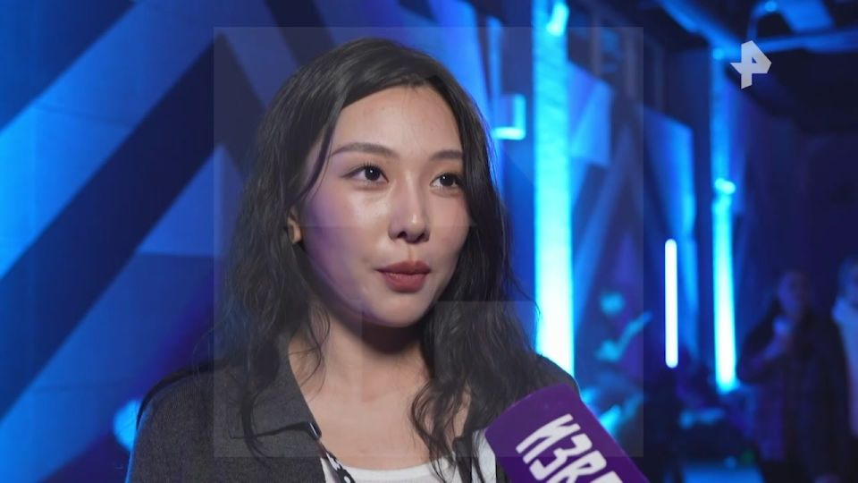 Актриса Чжэн Ханьи, исполнившая роль Ван Лин в совместном российско-китайском фильме "Красный шелк", рассказала РЕН ТВ, как поменялась ее героиня в сиквеле картины "Черный шелк"