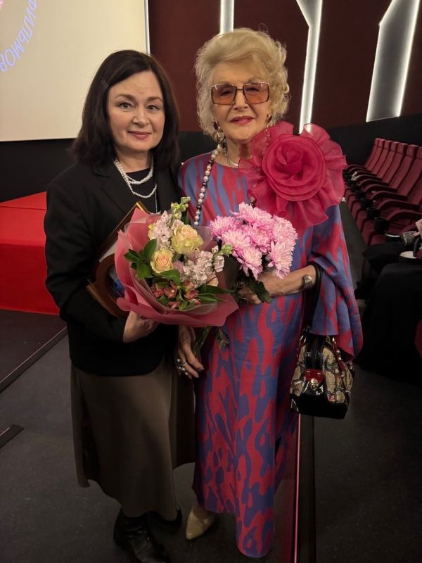 Ведущая информационных программ, шеф-редактор ГТРК «Тверь» Ирина Шляхтова стала обладателем специального приза жюри за лучшее освещение кинофестиваля «КиноВЕЧЕ»