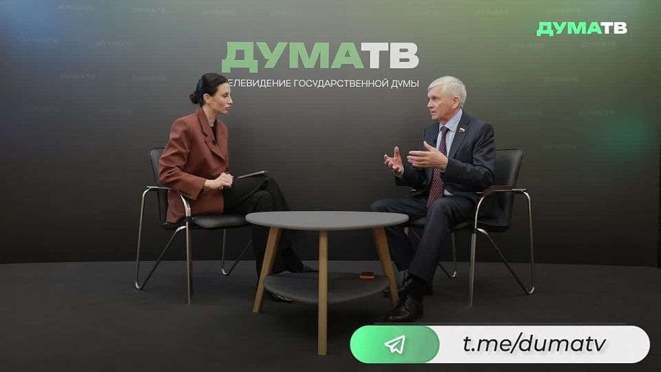 Россия готова технологически, научно и финансово создавать собственные оригинальные лекарства, а не только копировать зарубежные препараты, заявил в интервью Дума ТВ член Комитета ГД по охране здоровья Александр Петров