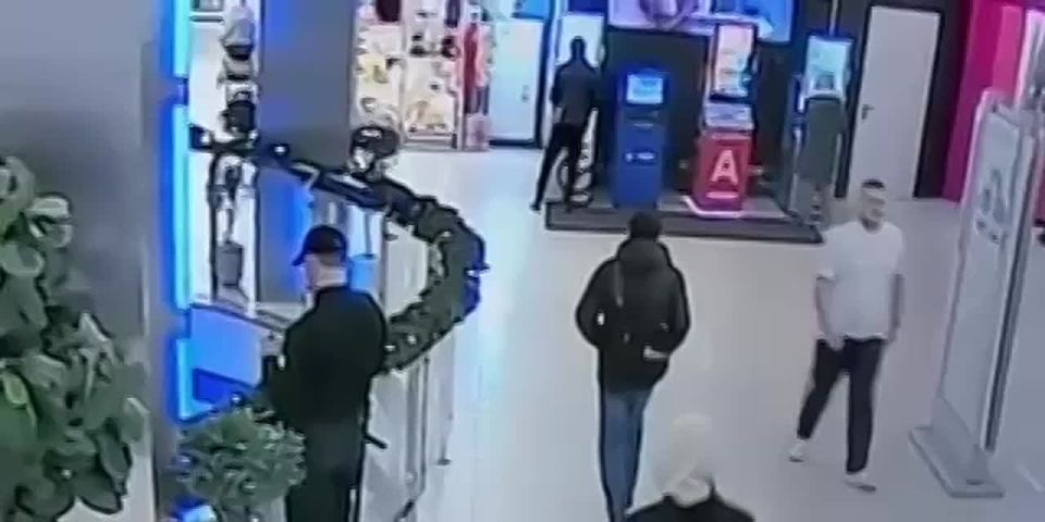 Марина Ахмедова: Видео, на котором молодой человек ударяет ножом в спину охранника ТЦ, вызывало вопрос - "Почему он это сделал?"