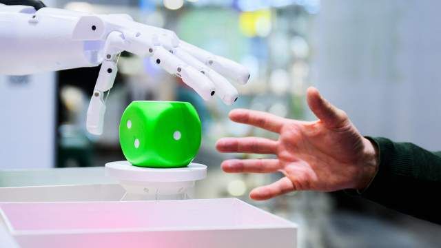 Евгений Попов: ИИ-тренеры — одна из самых быстрорастущих профессий в России