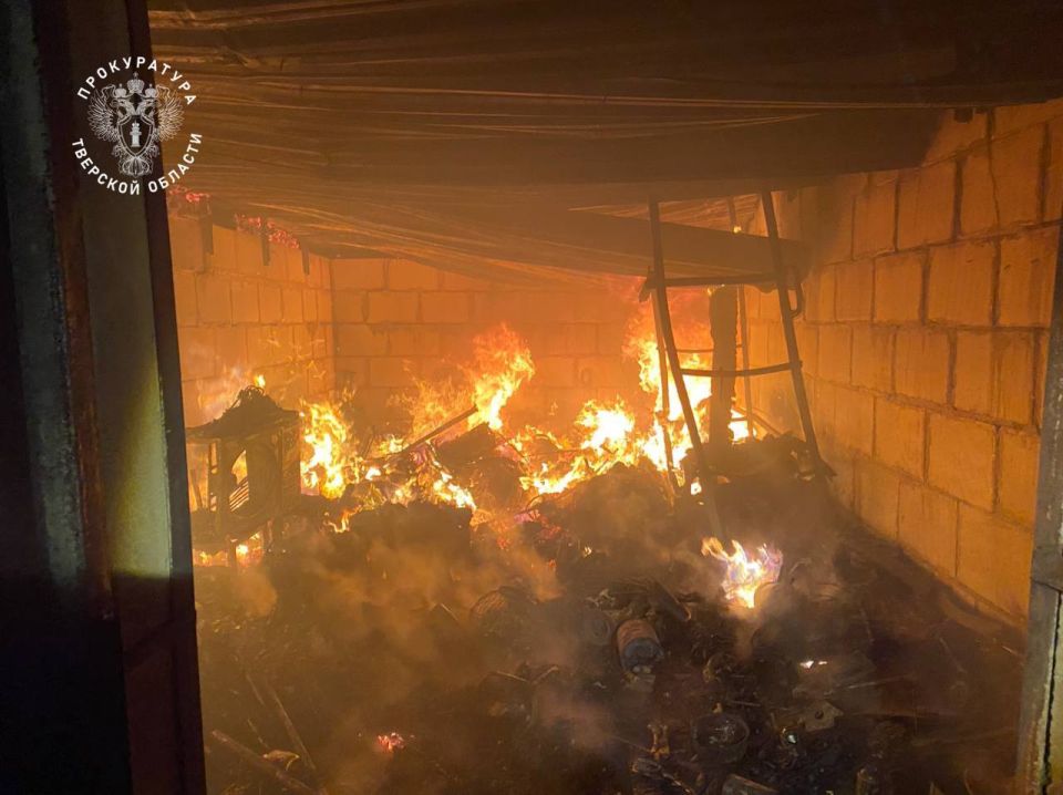 Сегодня, 24 ноября 2025 г., в утреннее время в деревне Костьково Калининского муниципального округа произошло возгорание частного дома Сегодня, 24 ноября 2025 г., в утреннее время в деревне Костьково Калининского муниципального округа произошло возгорание частного дома