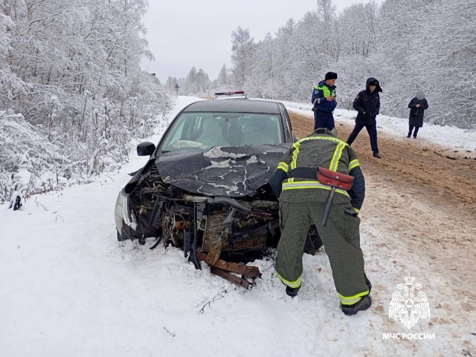 Сегодня сотрудники 42 ПСЧ ликвидировали последствия ДТП в районе населенного пункта Монино Нелидовского МО, где произошло столкновение двух транспортных средств Сегодня сотрудники 42 ПСЧ ликвидировали последствия ДТП в районе населенного пункта Монино Нелидовского МО, где произошло столкновение двух транспортных средств