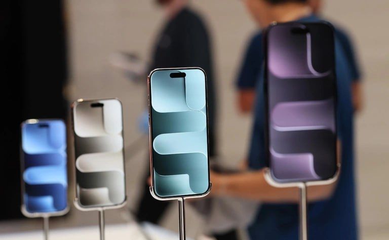 Официальные дистрибьюторы Apple предупредили индийских ретейлеров, что им грозят серьезные штрафы в случае, если импортированные ими iPhone новых моделей будут активированы с помощью иностранных сим-карт в течение 90 дней с...