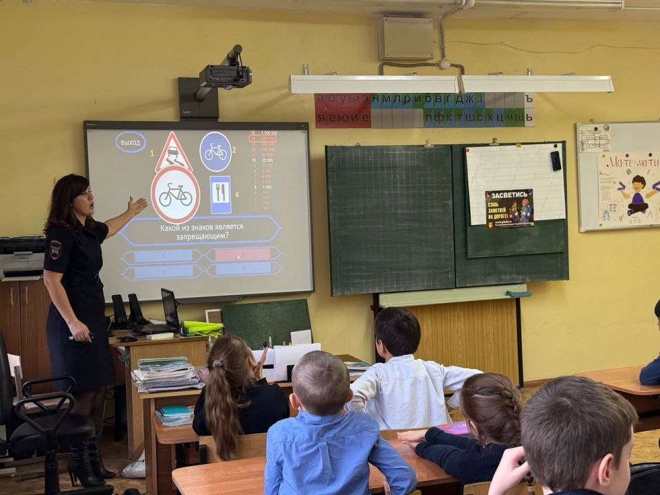 Первоклассники из средней школы №18 города Твери поучаствовали в игре по Правилам дорожного движения «Кто хочет стать «Отличным пешеходом» Первоклассники из средней школы №18 города Твери поучаствовали в игре по Правилам дорожного движения «Кто хочет стать «Отличным пешеходом»