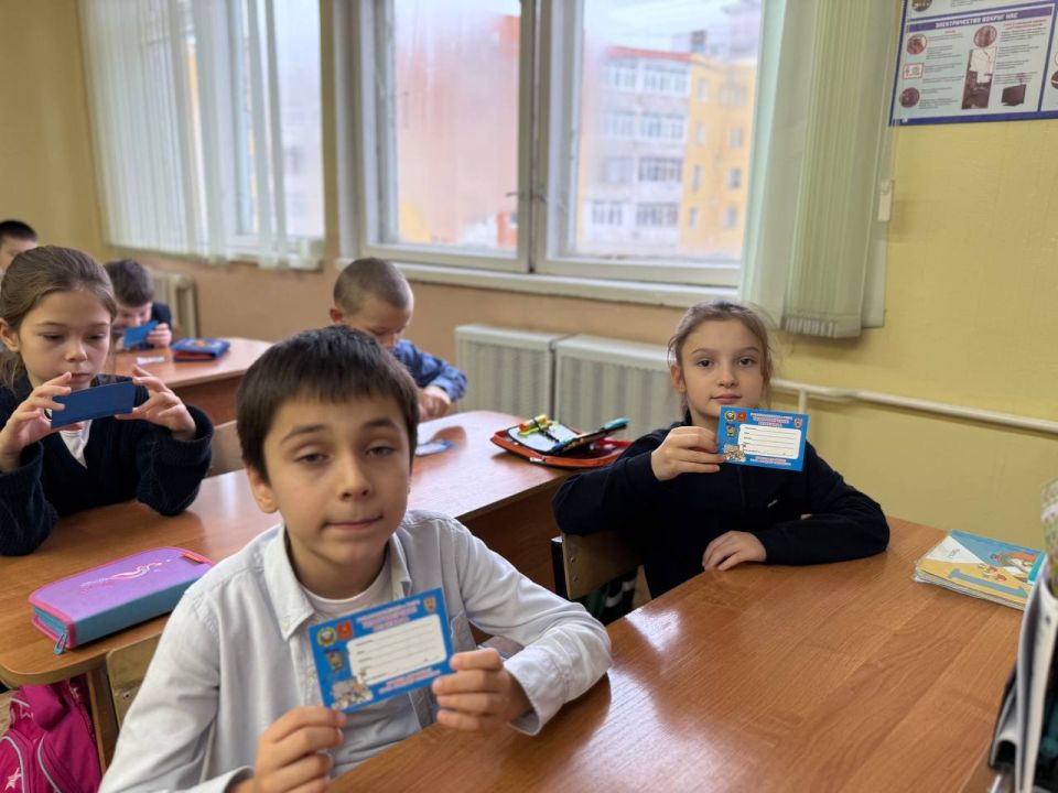 Первоклассники из средней школы №18 города Твери поучаствовали в игре по Правилам дорожного движения «Кто хочет стать «Отличным пешеходом» Первоклассники из средней школы №18 города Твери поучаствовали в игре по Правилам дорожного движения «Кто хочет стать «Отличным пешеходом»