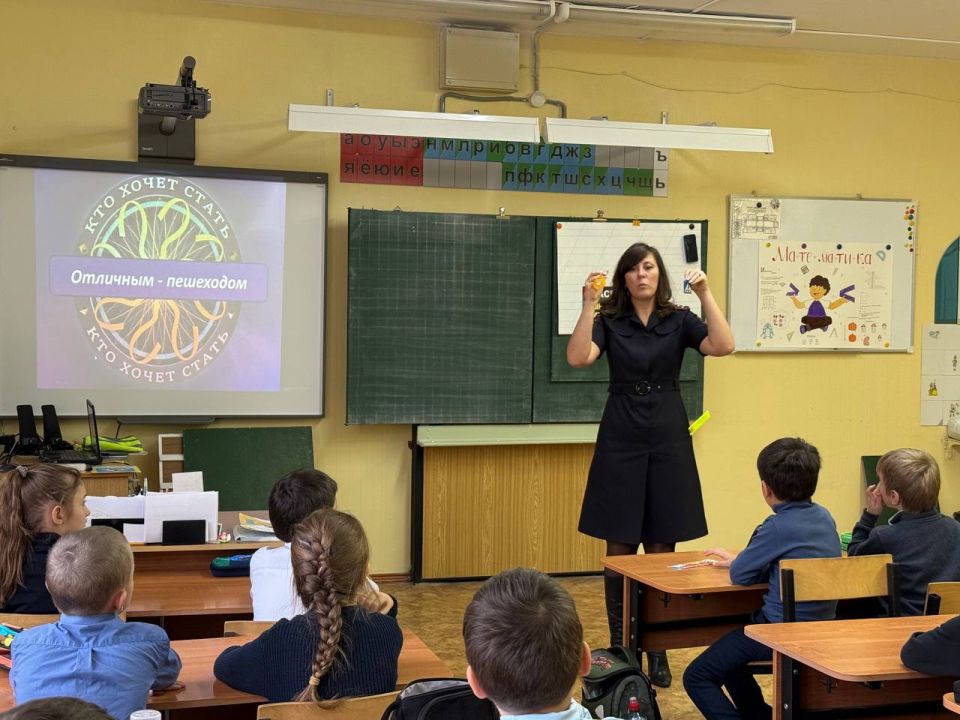 Первоклассники из средней школы №18 города Твери поучаствовали в игре по Правилам дорожного движения «Кто хочет стать «Отличным пешеходом» Первоклассники из средней школы №18 города Твери поучаствовали в игре по Правилам дорожного движения «Кто хочет стать «Отличным пешеходом»