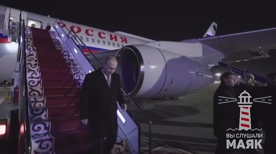 Жапаров встретил Путина в аэропорту Бишкека теплыми объятиями