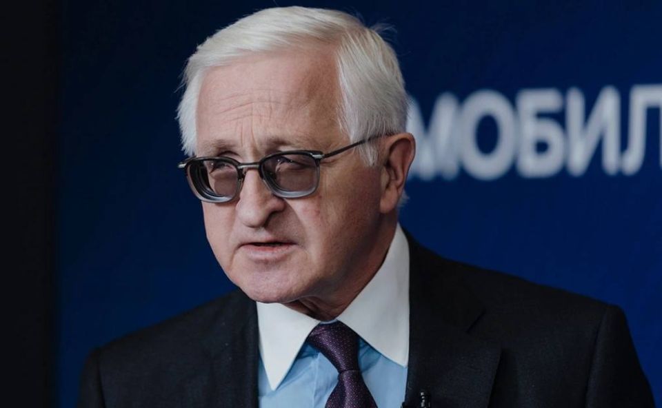 Наступившая в российской экономике «инвестиционная пауза» опасна вытеснением с рынка отечественных производителей китайскими конкурентами, а крепкий рубль мешает экспортным доходам