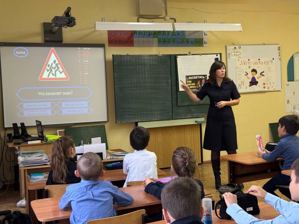 Первоклассники из средней школы №18 города Твери поучаствовали в игре по Правилам дорожного движения «Кто хочет стать «Отличным пешеходом» Первоклассники из средней школы №18 города Твери поучаствовали в игре по Правилам дорожного движения «Кто хочет стать «Отличным пешеходом»