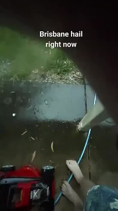 Гигантский град размером с ладонь выпал во время тропического шторма в Австралии, сообщили метеорологи