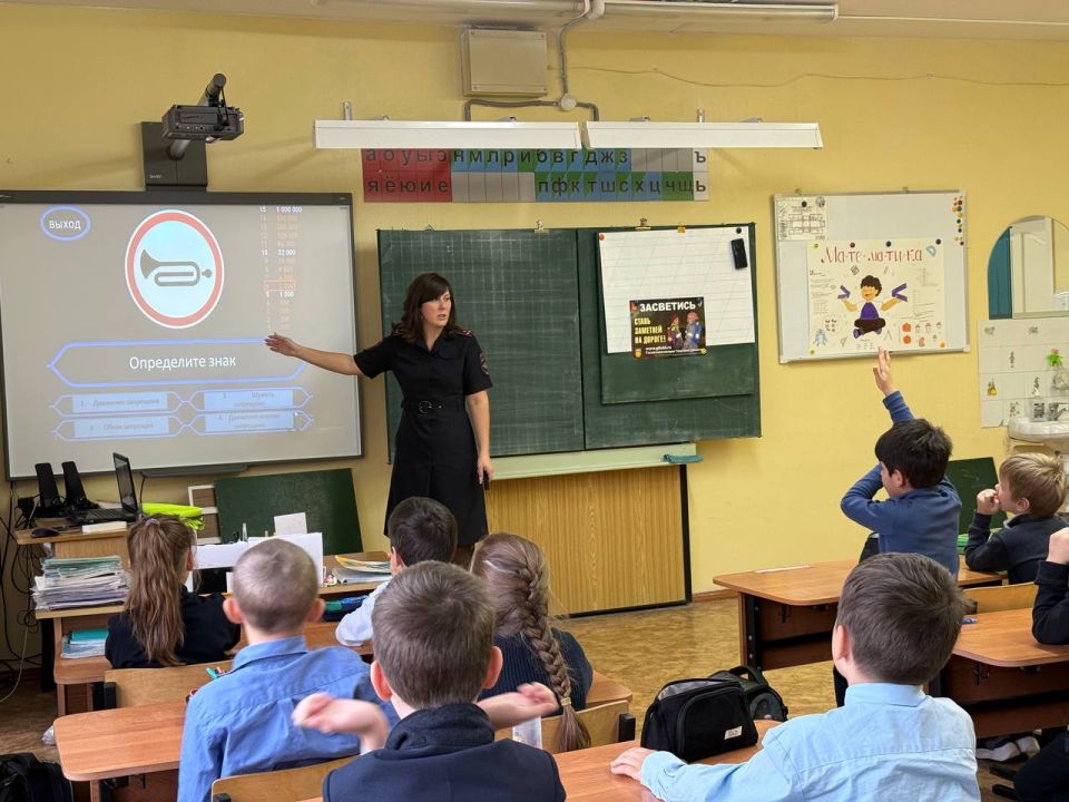 Первоклассники из средней школы №18 города Твери поучаствовали в игре по Правилам дорожного движения «Кто хочет стать «Отличным пешеходом» Первоклассники из средней школы №18 города Твери поучаствовали в игре по Правилам дорожного движения «Кто хочет стать «Отличным пешеходом»