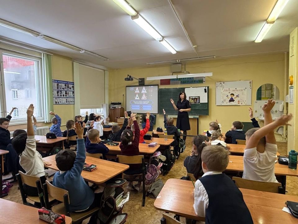 Первоклассники из средней школы №18 города Твери поучаствовали в игре по Правилам дорожного движения «Кто хочет стать «Отличным пешеходом» Первоклассники из средней школы №18 города Твери поучаствовали в игре по Правилам дорожного движения «Кто хочет стать «Отличным пешеходом»