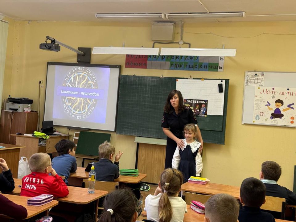 Первоклассники из средней школы №18 города Твери поучаствовали в игре по Правилам дорожного движения «Кто хочет стать «Отличным пешеходом» Первоклассники из средней школы №18 города Твери поучаствовали в игре по Правилам дорожного движения «Кто хочет стать «Отличным пешеходом»