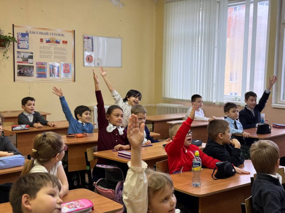 Первоклассники из средней школы №18 города Твери поучаствовали в игре по Правилам дорожного движения «Кто хочет стать «Отличным пешеходом» Первоклассники из средней школы №18 города Твери поучаствовали в игре по Правилам дорожного движения «Кто хочет стать «Отличным пешеходом»