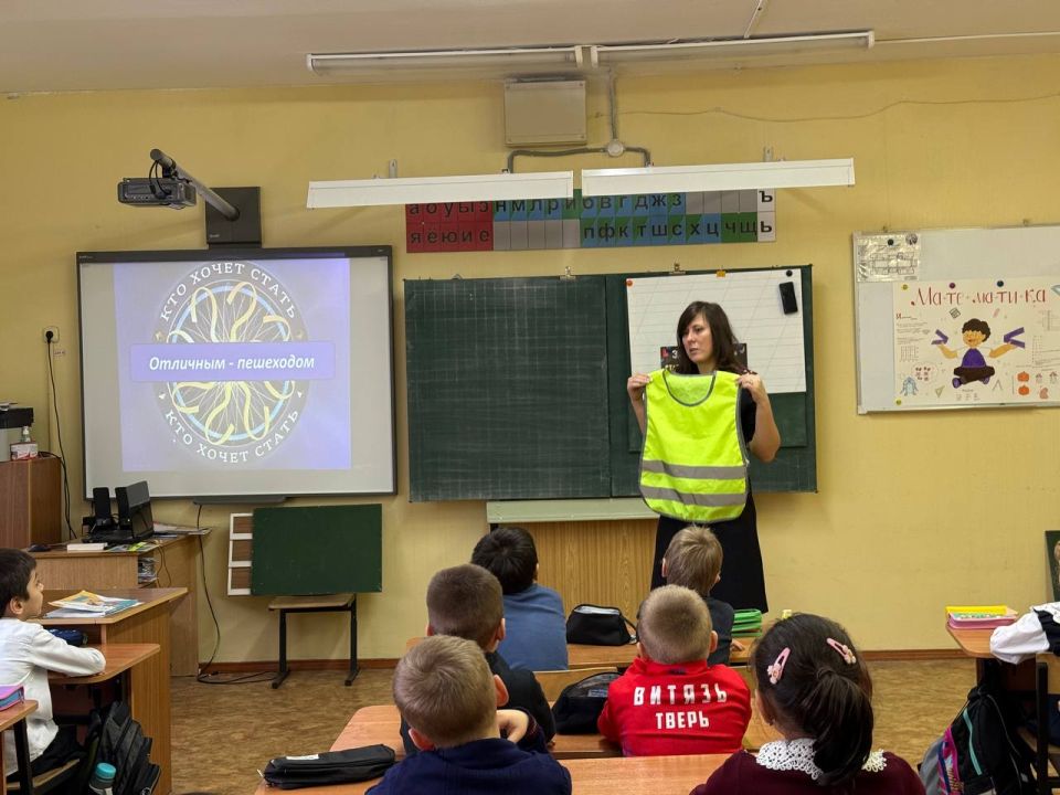 Первоклассники из средней школы №18 города Твери поучаствовали в игре по Правилам дорожного движения «Кто хочет стать «Отличным пешеходом» Первоклассники из средней школы №18 города Твери поучаствовали в игре по Правилам дорожного движения «Кто хочет стать «Отличным пешеходом»