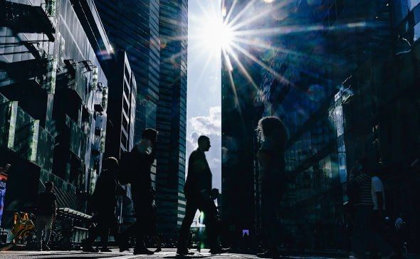 Только четверть россиян (24%) считают, что формировать сбережения можно с помощью вложений в инвестиционные инструменты, например в акции или облигации, остальные 76% выбирают «пассивные стратегии» для накопления денег