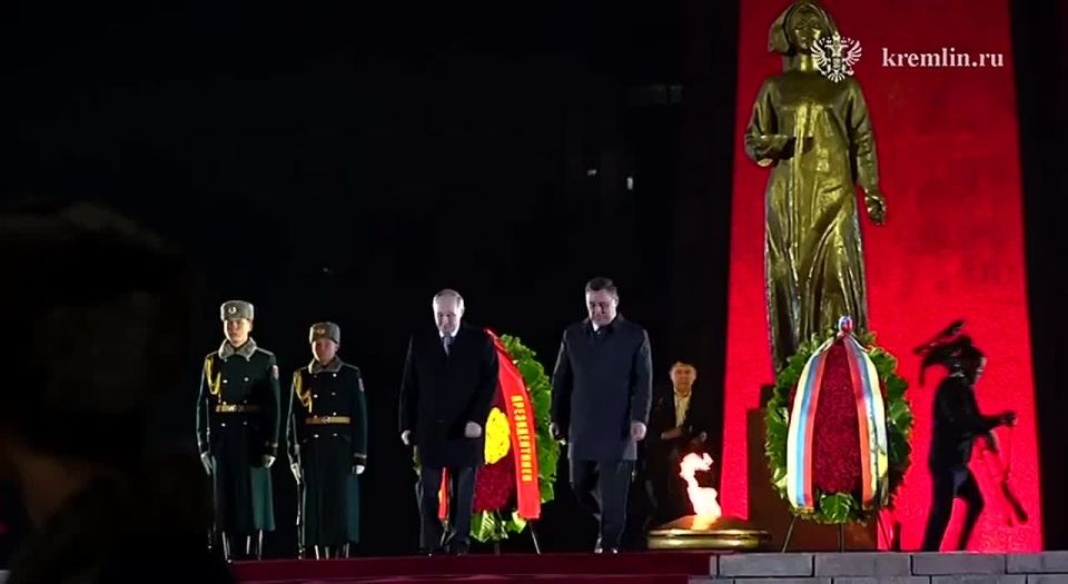 Путин и Жапаров возложили венки к Вечному огню на площади Победы в Бишкеке