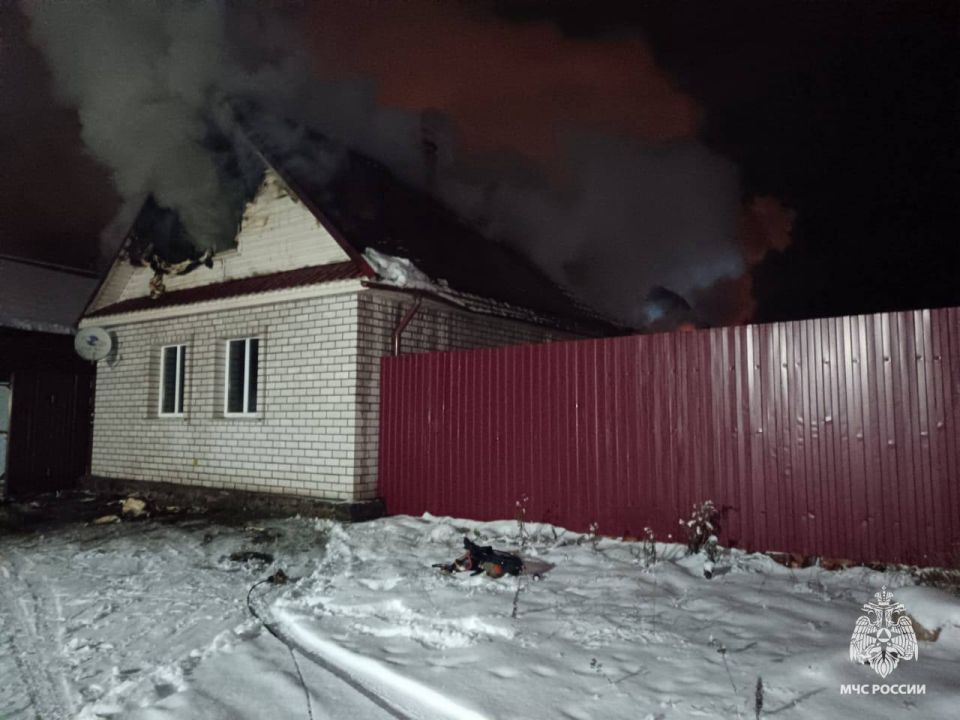 Гибель на пожаре. Сегодня рано утром огнеборцы 54 ПСЧ ликвидировали возгорание жилого дома на улице Володарского в Торопце Гибель на пожаре. Сегодня рано утром огнеборцы 54 ПСЧ ликвидировали возгорание жилого дома на улице Володарского в Торопце