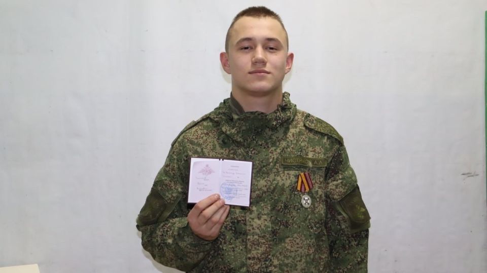 В Тверской области выпускнику школы вручили медаль за воинскую доблесть В Тверской области выпускнику школы вручили медаль за воинскую доблесть