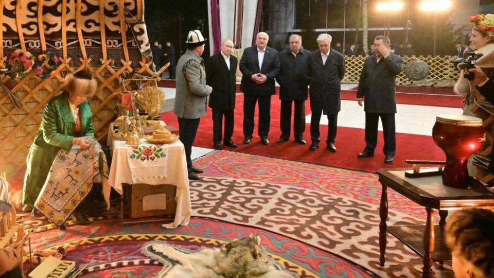 Путин, Лукашенко, Токаев, Рахмон и Жапаров в юрте перед официальным приемом в Кыргызстане