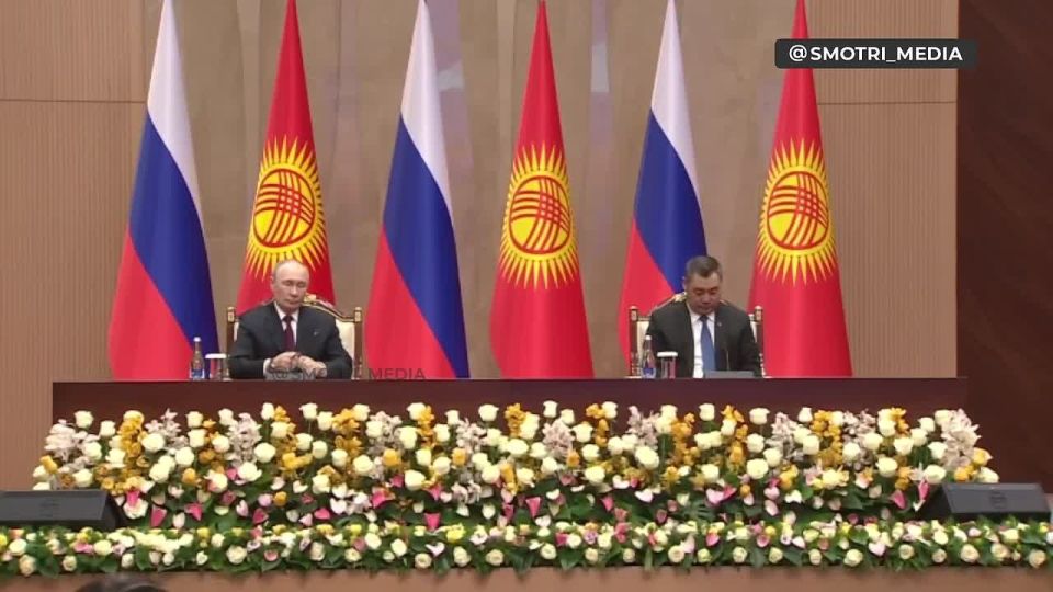 Путин и Жапаров обмениваются подписанными двусторонними документами