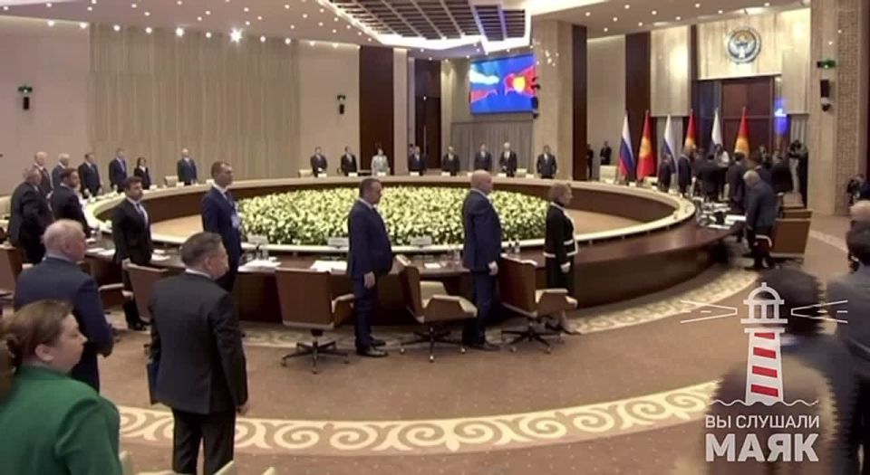 Путин зашел в зал переговоров в расширенном составе