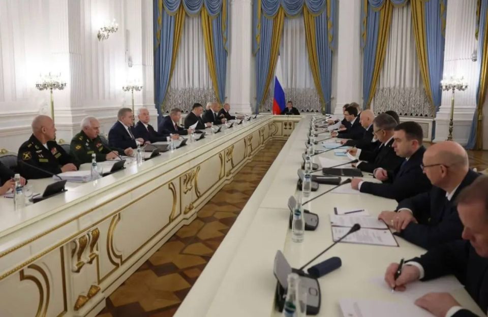 Дмитрий Медведев обсудил с полпредами президента в федеральных округах, представителями министерств обороны и финансов планы формирования ВС РФ военнослужащими по контракту в 2026 году