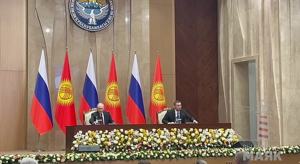 Путин и Жапаров пришли на церемонию подписания документов