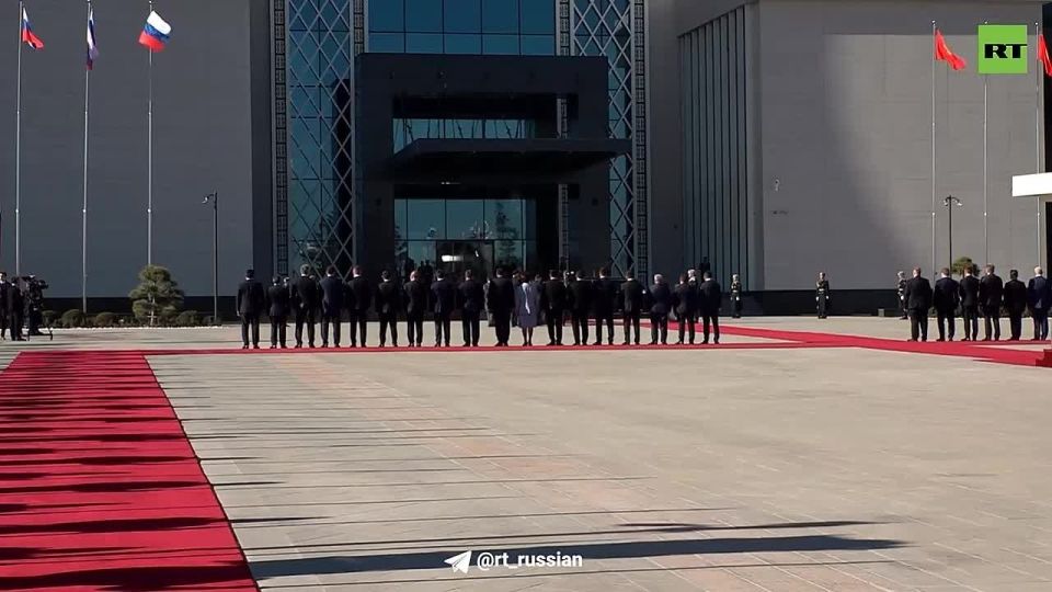 «Аурус» прибыл в окружении конного расчёта: в Бишкеке началась церемония официальной встречи Владимира Путина и Садыра Жапарова