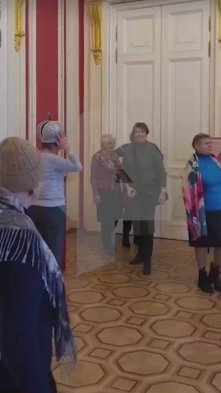 Кабы я была царицей: три посетительницы Михайловского замка в Петербурге по очереди примерили императорскую корону