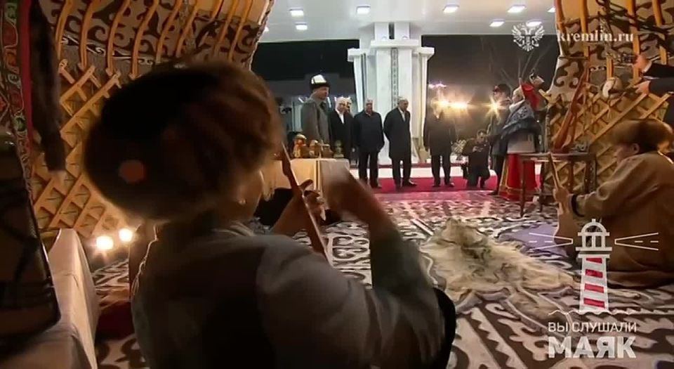 Путин попробовал сыграть на комузе (киргизский народный трёхструнный щипковый музыкальный инструмент типа лютни с длинной тонкой шейкой)