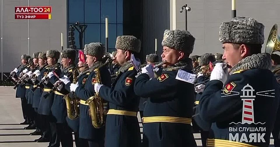 Путин и Жапаров слушают гимн России