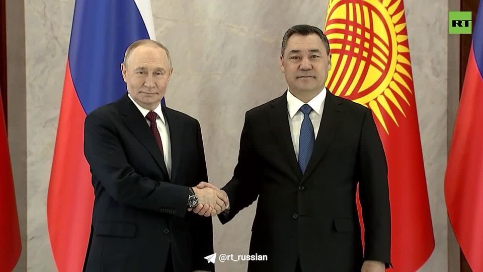Путин и Жапаров обменялись рукопожатием во время совместного фото на церемонии официальной встречи в Бишкеке