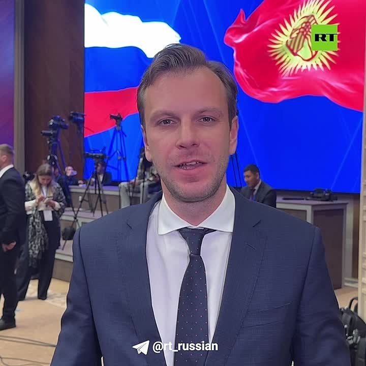 В Бишкек вместе с Путиным приехала большая делегация — члены правительства, представители «Росатома», ЦБ и бизнес-кругов, передаёт с места корр RT Егор Пискунов