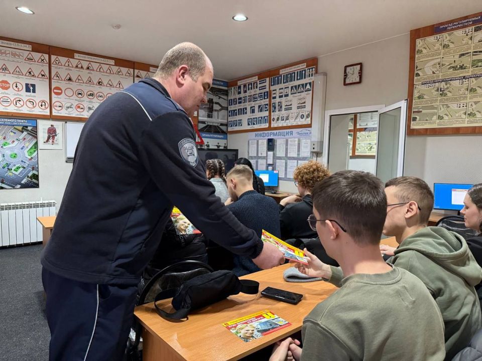 Тверские автоинспекторы провели беседу по Правилам дорожного движения с кандидатами в водители Тверские автоинспекторы провели беседу по Правилам дорожного движения с кандидатами в водители