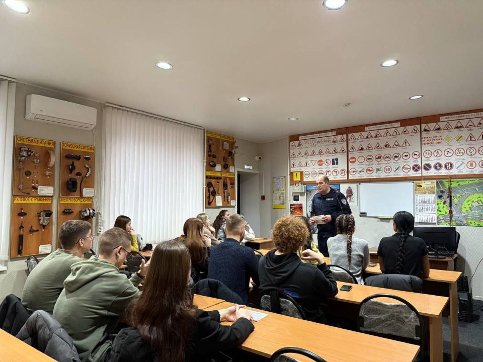 Тверские автоинспекторы провели беседу по Правилам дорожного движения с кандидатами в водители Тверские автоинспекторы провели беседу по Правилам дорожного движения с кандидатами в водители