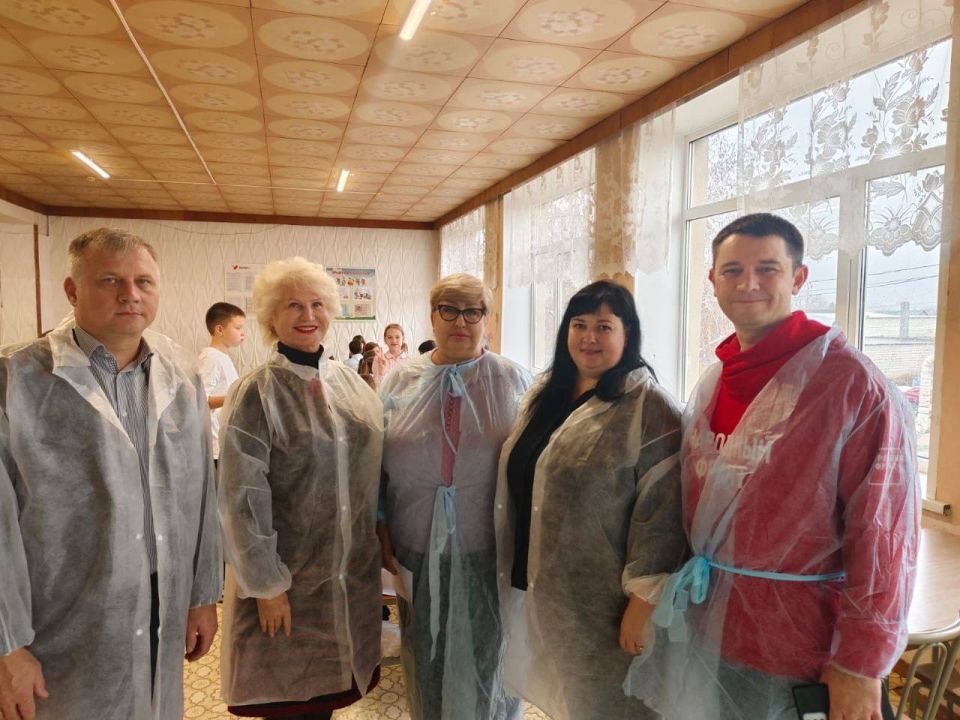 Общественники и родители оценили качество питания в волгоградской школе № 32 Общественники и родители оценили качество питания в волгоградской школе № 32