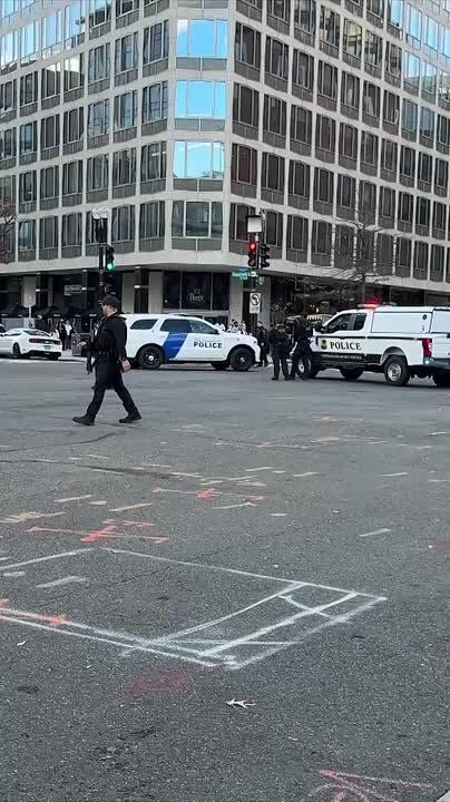 Андрей Клинцевич: Двое военнослужащих Национальной гвардии получили смертельные ранения во время стрельбы в центре Вашингтона