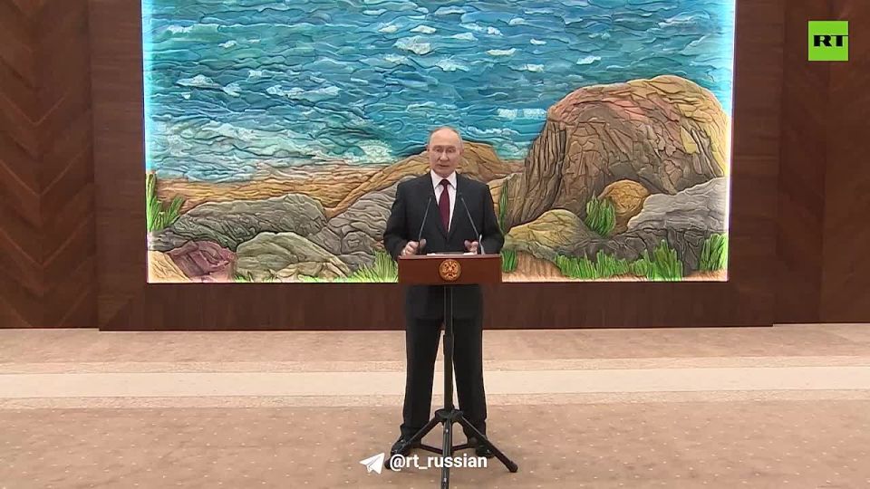 Саммит ОДКБ, двусторонняя встреча с главой Таджикистана Рахмоном, пресс-конференция и проводы с оркестром и почётным караулом: RT собрал главные моменты третьего дня визита Путина в Киргизию