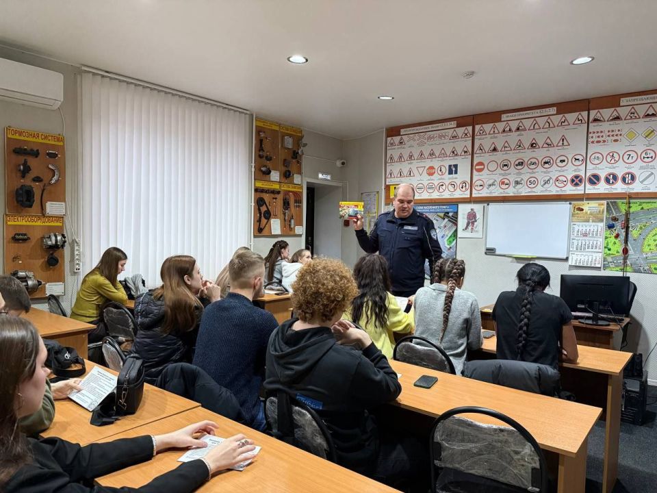 Тверские автоинспекторы провели беседу по Правилам дорожного движения с кандидатами в водители Тверские автоинспекторы провели беседу по Правилам дорожного движения с кандидатами в водители