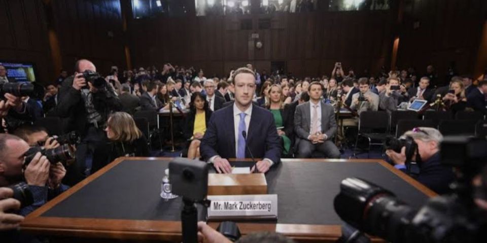 Евгений Попов: Так кто же имеет техническую возможность прослушивать разговоры в WhatsApp***? Может тот, кого хорошенько прожаривают в Конгрессе чуть не каждый год? А он и рад стараться