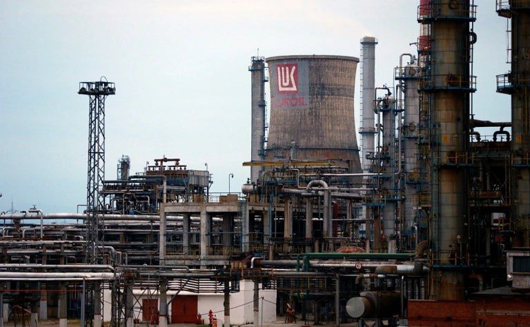 Активы российской нефтекомпании ЛУКОЙЛ в Румынии попадают под действие обсуждаемого указа об особом надзоре за подсанкционными компаниями, сообщил Bloomberg министр юстиции Раду Маринеску